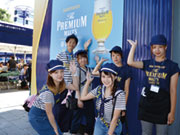 夏は大通のサントリービアガーデンを運営。希望のスタッフは会場スタッフに回ることもできます!200人以上の短期アルバイトと一緒に作り上げる当社の一大イベントです。
ちょうど今も、大通公園5丁目で開催中!