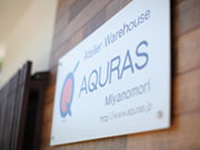 社名のAQURASは「A class」から1文字変えて作りました。良い仲間が教室に集まるように、ここから皆様に良い暮らしが提供できるように。AQURASにはそんな想いが込められています。