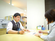 決して、即決ですぐ買っていただけるような商品ではありません。ですから、何度も足を運んでいただけるように丁寧な対応が大切です。振袖を着るお嬢様、そしてお買い上げいただくお母様の心情になって…。