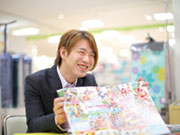20〜30代男性の営業も多数活躍中です!チーフや店長といったポストも各店舗毎にあり、キャリアプランが明確です。着物を知っている男性=頼れる営業として、お客様から信頼されている男性スタッフも多いんです!