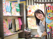 高額な商品ですので、もちろんお客様とは買って終わりの関係にはなりません。着付け、クリーニング、お直し、消耗品のご購入など、一生涯のお付き合いをさせていただきます。