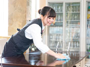 若いスタッフも大活躍♪学生のバイトさんも多い当店では、若手社員は“同世代の近い先輩”として頼りにされる事も多いんです!年齢に関係無く、正社員でお迎えし、ゆっくり育って頂きたいと思います!!