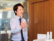 佐々木店長は、口数は多くないけれど、スタッフを温かく見守り、気遣う姿勢は社内随一。社員だけでなく、バイトスタッフからも愛される店長です。この若さでコモセン歴18年!みんなの相談役です!