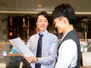 急に責任ある仕事や管理を押しつけない!と店長は言います。
店長・料理長の他、マネージャーや副料理長など、管理ができる社員がいます!社員だからと言って、プレッシャーを感じ無くて大丈夫ですよ!