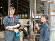 先輩(右/女性)と後輩(左/男性)の2ショット。◇先輩→「わたしの教え方厳しかった?」◇後輩→「う〜ん、そんなこと無いっすよ。…と言っておきますね笑。」