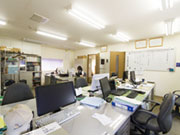 オフィス内観です。大工は現場と加工場が中心なのであまり立ち寄らないかもしれませんが、ちゃんとした会社みたいでしょ!?(笑)