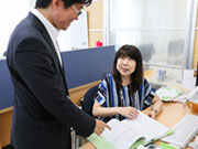 年末調整や労務手続きなど、頼りになる事務員さんがいます。会社にみんなが集まるときは、事務員さんへの質問待ちで順番が出来るほど(笑)残業、給与、休日、手当など社員の福利厚生にも気を配っています。