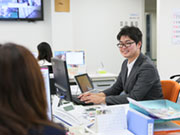 営業・佐伯さん/2017年9月入社。前職の建具屋での営業経験を活かせると思い、転職。入社してもうすぐ1年。まだまだ勉強中ですが、社員をじっくり育てていこうという方針の元、少しずつ業務を学んでいます。
