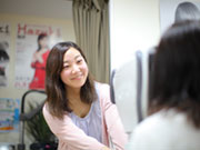 お子さんからご年配の方まで、幅広いお客様層が当店の自慢。フレーム・レンズの種類も豊富で、様々なニーズに対応出来ます。「メガネを調整したくて」と気軽に来店していただけるような関係作りを大切にしています。