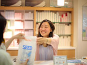 閉店間際に来店されたり、予約がある時以外は、残業はほとんどありません。有給休暇もしっかり取れます。お店のシフトが調整できれば、結構休めたりしますよ。