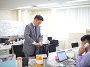 お客さまが必要とする保障や貯蓄になる商品も。それって生命保険にしかできないことなのに人間関係だけで販売しなければならないイメージがあるかもしれませんが、そうではありません。「お願い販売」ではないのです。