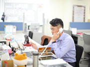 完全歩合制の時期に入社し、稼いでいる先輩社員。通常の会社員では、手に入らない報酬を目指せるのも保険業界の魅力の1つではあるのも事実。3年後にはご自身で「完全歩合制」か「固定給+歩合」かを選択することができます。