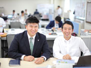 中途入社で研修中のスタッフです。前職は異業種の営業・事務職・介護職など業界未経験や営業未経験から転職したスタッフがほとんどです。そうした社員を採用しじっくりと育てられるのも「新制度」を導入したから。