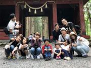 社員旅行に行った際の1枚。社員の家族・子どもも一緒に行きました。かつては労働条件を気にせずバリバリ働く社長でしたが、社会貢献を始めてから考え方がガラリと変わり、家族を第一優先する事を勧めてくれています。