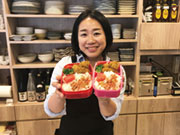 3代目女将の井川です。こちらはスタッフさんようのお弁当です♪お店で食べてもいいし、家にもってかえって食べてもOKです♪意外と評判良いんですよ〜♪