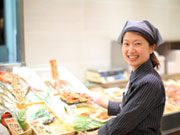 販売担当のスタッフ。「今日はカレイがいいの入ってますよ」「煮付けにどうですか?」とお声がけします。そういった情報は朝、仕入担当からお伝えするので自分で魚の状態を判断できなくても大丈夫です。