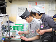 子育てが一段落したので、久しぶりに社員として働きたいという方も歓迎です。今から魚の捌き方を覚えるのは大変だから販売に専念したいというのもOKです。販売担当のスタッフにも店長を含め先輩が丁寧に説明します。