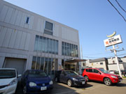 大正3年創業、西澤商店の本社です。本社機能の他、1階に加工場がありそこにいるスタッフの技術力もバツグン!営業スタッフが自信をもってお客様と取引できるのは、西澤商店の総合力があってこそ。
