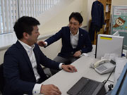 東日本LC統括ブロック長(写真右)とトレーニングマネージャー(写真左)。いわゆる上司と部下ですが、堅苦しい上下関係ではありません。その雰囲気が新入社員とトレーニングマネージャーの関係にも波及しているんです。