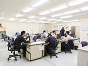 仕切りのないワンフロアに全部署、全社員のデスクがあります。社長のデスクもすぐそこで、いち社員との距離も近いんです。会社の考えていることを共有しやすい人数だから一体感があります。