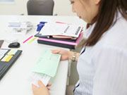 当社が施工を担当した顧客情報から、その時期にメンテナンスが必要なお客様・ご案内をしたいお客様リストを作成。まずはダイレクトメールで時期のお知らせなどを郵送します。
