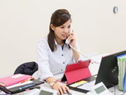 ご案内を見たお客様からの問い合わせに対応します。またこちらからも自分の担当エリアのお客様に電話し、スケジュールを調整をお願い。訪問の日時をお約束します。