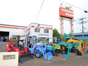 札幌市手稲区稲穂駅の裏手に本社があります(大きなヤンマーの看板が目印)。営業所は旭川にもありますが、地元採用を行っているので、転勤はありません。JRで通っても車で通ってもOKです。