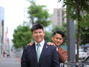 保険の営業というと、いわば個人事業主というイメージがあるかもしれませんが、当社は週に1度必ず全員が集まるミーティングもあり、お互いに情報や悩みを共有しています。新人さんにも積極的に話しかけています。