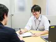 僕ら技術職も営業的な目線を大切にしています。月1回、営業や技術マネージャーと会議を行い、情報共有しながら、チームでお客様課題に向き合っていきます。技術職も積極的にお客様に関わっていくのが当社の特徴です