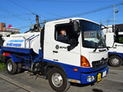 こちらの車輌でお客様のもとへ配送しています。車輌に灯油が積み込まれていますので、ホースを引っ張って供給します。冬場は道が悪い日もありますが、どんなときも安全運転を心掛けています!