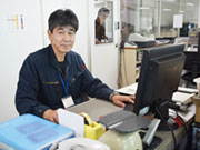 配送業務終了後、夕方には帰社しています。事務処理もありますが作業量はほんの少し。パソコンを使って書類にいくつか記入する程度です。慣れたら、すぐに退社できますよ。