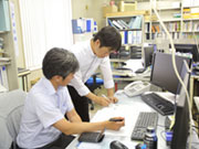規則にしばられることのない自由な社風。仕事の進め方も活動の仕方も個々人に任せています。なので主体性が大切。新人さんの最初の仕事は「聞く」こと。例え先輩が忙しそうでも、ペースを乱すくらいどんどん質問しましょう。