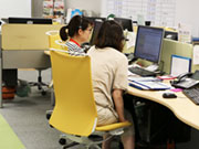 <充実の研修>
入社後はまず座学研修でしっかり基礎を学んでいただきます。
疑問な事はどんどん質問していただき一日も早く業務を習得していきましょう!