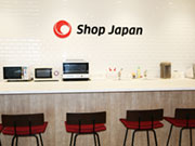 <リフレッシュルーム>
TV・自動販売機・フリーWiFiも完備!しっかり休んだり、仲間とおしゃべりしたり、気分転換がしっかりできる環境です。種類豊富なドリンクも格安で買えます!
