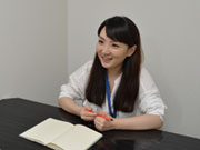 採用担当の杉原です。当社の仕事は、ルーティンな部分もありつつ、変化に柔軟に対応することも求められます。新しい事にも前向きにチャレンジできる、そんな方に来て頂けると嬉しいです。