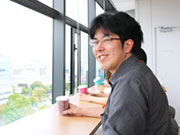 前職は介護業界。当時働いていた施設にHPがなかったので、自分でつくれるようになりたい!と思い、職業訓練校に通い、当社に入社。恵まれた労働環境のなかで、着実によい経験を積ませてもらっていると思います。
