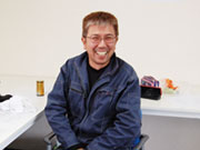 <親方より>「建設会社にしては若い人が多いですし、外国人の職人も働いているんです。しかも、上下のカベも生まれの違いも感じさせずに和気あいあいと過ごしています」