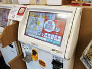 <効率化された環境>
店内調理にこだわるため、食券制を導入。お金に直接触れる機会をなくし、また、接客の負担を少し減らしています。全店舗直営店のため、発注やスタッフ管理など全店同一システムを使用しています。