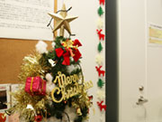 クリスマスなどのイベント時には、リフレッシュルームやブース内を飾りつけ、華やかな雰囲気に!季節感も感じられます。