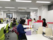 わからないことも聞きやすい環境と職場の雰囲気の良さで定着率がいいんです!また、交通費全額支給、昇給年1回、賞与制度有、健康診断有、各種社会保険完備など待遇も充実しています。