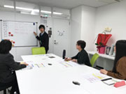 約80時間で商品の基礎知識から学ぶことが出来ます。会員様に対するお電話なので、抵抗感なくご連絡が出来ます。加入件数などのノルマはありませんので、安心して業務に取り組めます。