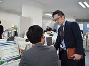 <先輩の手厚いサポート>
最初の頃は先輩に同行し、少しずつ営業の基本や医療の知識を学んでいきます。
社歴や年令に関わらず、わからないことは遠慮無く聞ける環境なので、未経験の方も安心してスタートできます!!