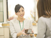 中途入社の約7割が未経験スタートです。個人ノルマはないので、しっかりお客様に寄り添ったご提案が可能です。先輩スタッフも丁寧にフォローしますよ。