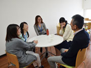 広々休憩室も完備!大きな窓もあり、開放的な空間ですので、短時間でもしっかりリフレッシュできます。また、個人ロッカーも完備しています。
