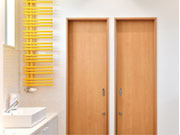 業務以外の部分でも社員の意見をくみ取り、活かしています。例えばトイレのデザインやカラーなど。女性社員のアイデアでパウダールームも完備しています。3Fは暖房パネルの明るい黄色がポイントです!