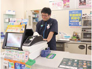 <1日の流れ:日勤>
出社〜発注〜売り場補充〜昼ピーク〜商品補充〜バックヤード整理〜フライヤー油交換〜レジ精算〜帰社。
バイト時は、「レジ・品出し」作業の繰り返しでしたが、発注や新商品の売り場作り等やりがいも♪