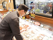 【変化が楽しめる職場】
毎日豊富で新鮮な魚貝類が入荷してきます。商品陳列などどこに何を置くか毎日変わるのも北舞水産の特徴。それによって売上も変化します。商品が売れた時は嬉しく、やりがいにもなります。