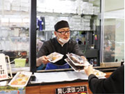 【接客も大切】
もし商品を迷っているようなお客様がいらっしゃったら積極的に声をおかけすることを心がけています。「そのお魚おろしましょうか」「こう調理すると美味しいですよ」その一言で購入に繋がります。