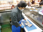 【一人前を目指して】
ベテランになると1匹20〜30秒でさばきます。社員には魚好き・釣り好きも多いです。休みの社員同士で釣りに行ったりすることも。釣ってすぐにさばいて食べれるから良いよね〜と職場雰囲気も◎