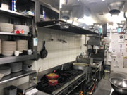 <厨房>
シーフードカレー、チキンカレー、スープカレーなど色んなカレーを調理します。カレー職人のプロになりませんか?